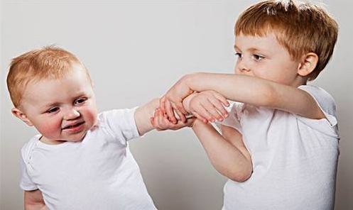  小孩得了多动症家长应该怎么给孩子治疗 